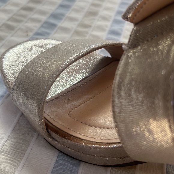 Nina gold with a silver hue sandal 7.5 - Picture 2 of 5